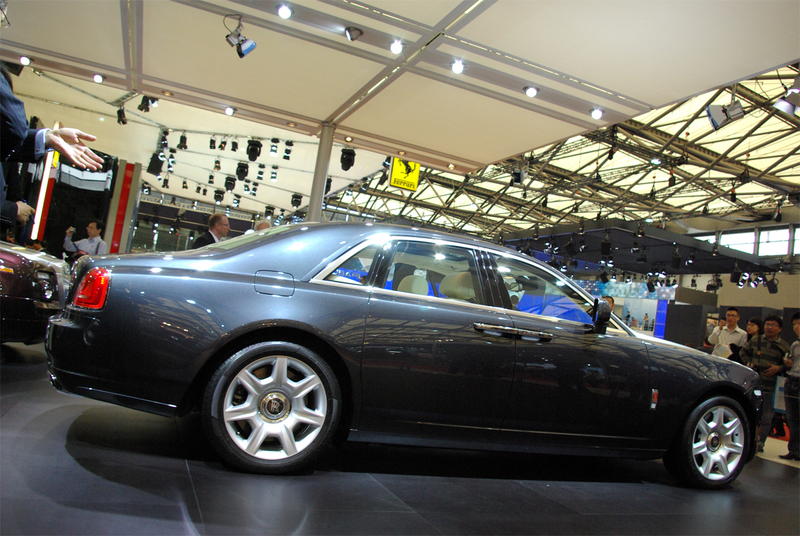 Illustration for article titled Rolls Royce 200EX Auto-Adjusting Purse Holder For The Ladies